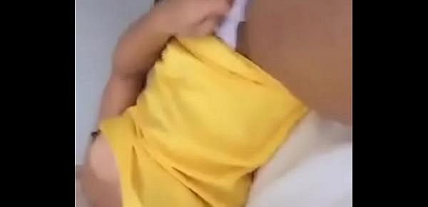  CAIU NO ZAP - Loirinha se exibindo de camisola e calcinha na cama